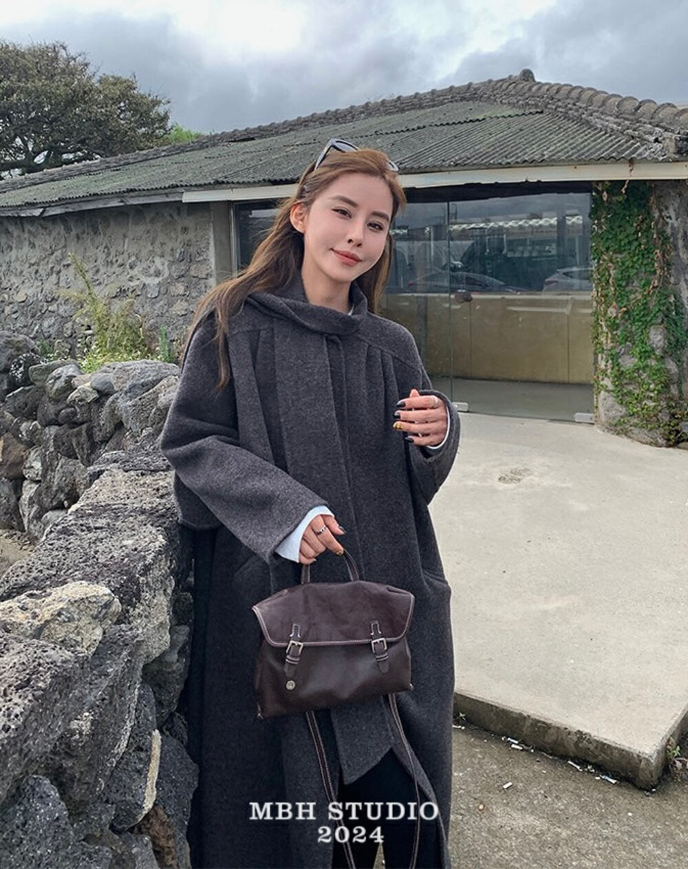 MBH Top Grain Vegetable Tanned Leather Vintage Handbag Messenger Bag Casual Commute Crossbody Bag with Shoulder Strap - Image 4