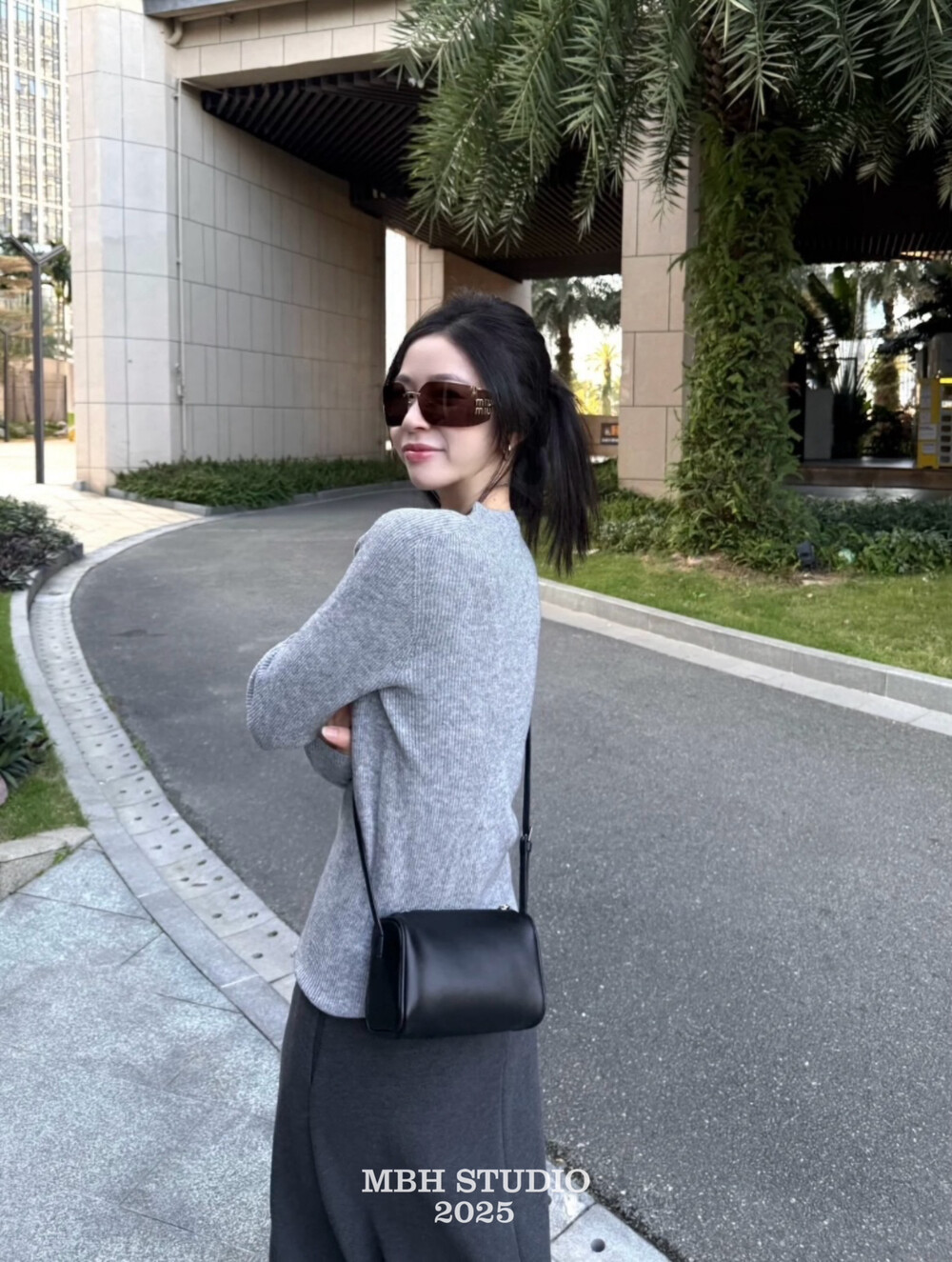 MBH Genuine Leather Bucket Bag Cowhide Crossbody French Minimalist Soft Leather Handbag with Shoulder Strap - Image 4